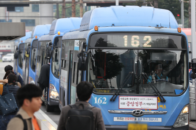 서울 시내버스 노사가 마라톤 협상 끝에 15일 새벽 극적으로 타결되면서 서울역 버스환승센터를 경유하는 버스들이 정상운행을 하고 있다.  /연합뉴스