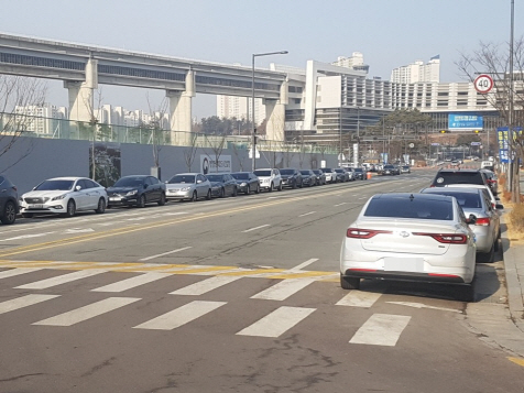 정부세종청사 인근에 차량들이 불법으로 주차돼 있다. /세종=연합뉴스