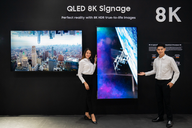 삼성전자 모델들이 태국 방콕에서 열리는 디스플레이 전문 전시회 ‘동남아 인포콤 2019’에서 혁신 제품들을 소개하고 있다. /사진제공=삼성전자