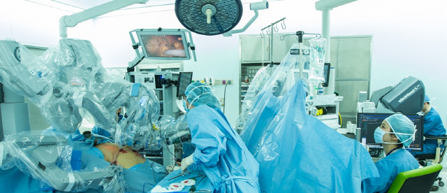 변석수(오른쪽) 분당서울대병원 비뇨의학과 교수팀이 콩팥암 부분절제 로봇수술을 하고 있다. /사진제공=분당서울대병원