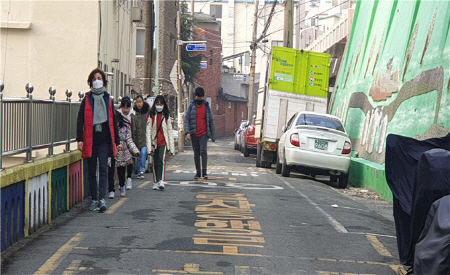 부산시가 교통약자의 보행권을 확보하려고 안전감찰을 벌였다. 학교 주변 어린이보호구역에 보행로가 없는 도로 통행 모습./사진제공=부산시