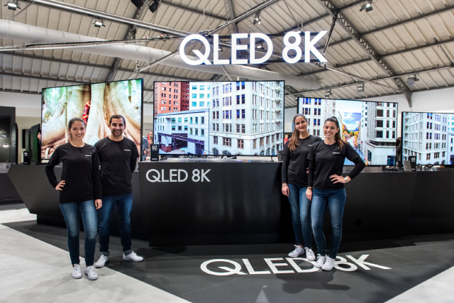 삼성전자 모델들이 지난 2월 포르투갈에서 진행된 ‘삼성포럼 유럽 2019’ 행사에서 2019년형 QLED 8K TV를 소개하고 있다. /사진제공=삼성전자