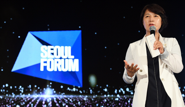 추미애 더불어민주당 의원(전 대표)이 16일 그랜드&비스타워커힐서울에서 본지 주최로 열린 ‘서울포럼 2019’에서 즉석 강연을 하고 있다. /오승현기자