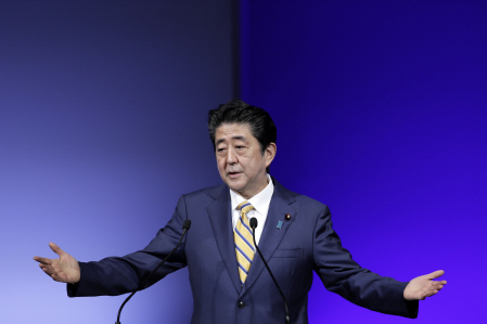 아베 신조 일본 총리가 지난 2월10일(현지시간) 도쿄에서 열린 자민당 연례회의에 참석해 발언하고 있다.    /도쿄=블룸버그