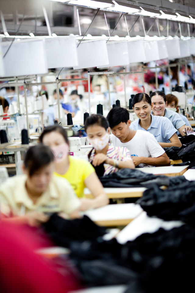 한세실업 베트남법인 공장의 직원들이 각 라인별로 분주하게 움직이고 있다. /사진제공=한세예스24홀딩스