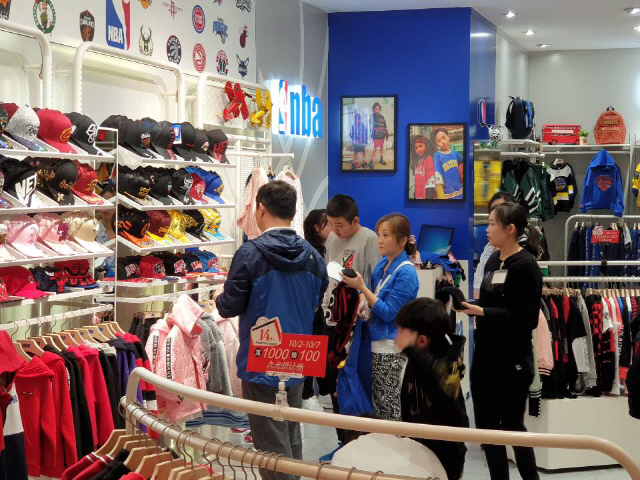 중국 지우광 백화점에 입점한 한세엠케이의 패션 브랜드 ‘NBA 키즈’를 방문한 고객들이 매장을 둘러보고 있다. /사진제공=한세예스24홀딩스