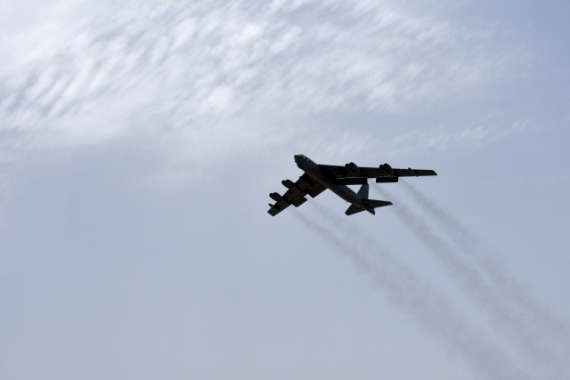 미국이 중동지역에 긴급배치한 B-52 전략 폭격기가 카타르의 알우데이드 공군기지에서 이륙하는 모습을 지난 12일(현지시간) 미 공군이 공개했다./AP연합뉴스