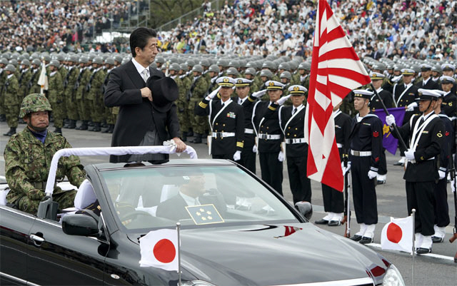 아베 신조(왼쪽에서 두 번째) 일본 총리가 지난해 10월 일본 사이타마현에서 열린 자위대 열병식에 참석해 대원들의 경례를 받고 있다.