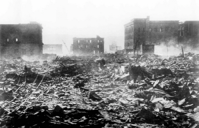 1945년 8월6일 미군 폭격기로부터 원자폭탄을 맞고 폐허로 변한 일본 히로시마.