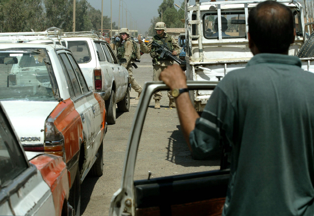 이라크 바그다드에서 미군이 차량을 통제하고 있다/블름버그