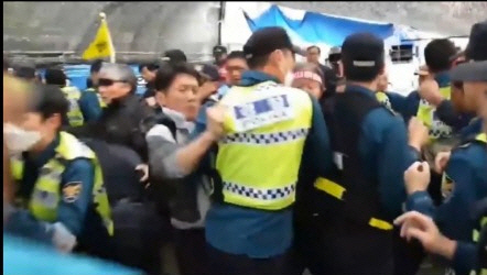 대한애국당이 17일 오전 광화문광장에 천막을 추가로 설치하려 하자 서울시 공무원과 경찰이 한데 뒤엉켜 양측이 몸싸움을 벌이고 있다.  /사진제공=애국당