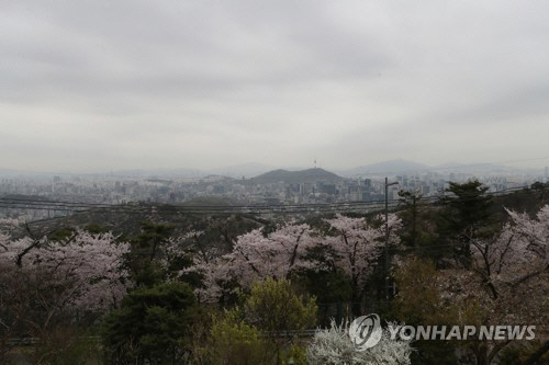 봄날의 흐린 서울하늘/연합뉴스