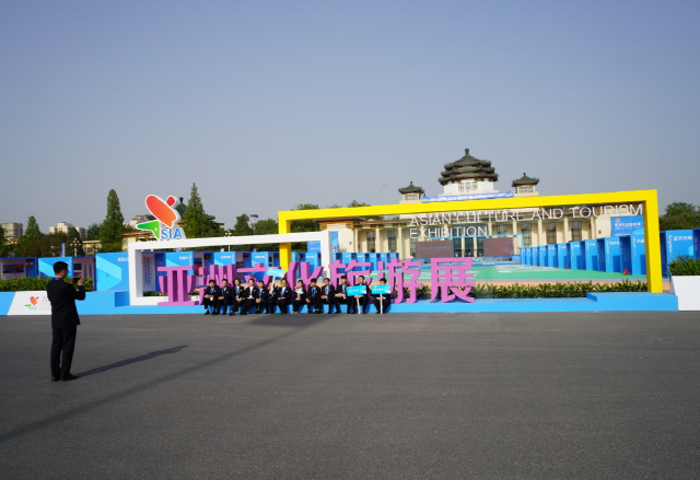 베이징 농업전람관 앞에 ‘아시아문화관광전(亞洲文化旅游展)’을 알리는 안내판이 세워져 있다.