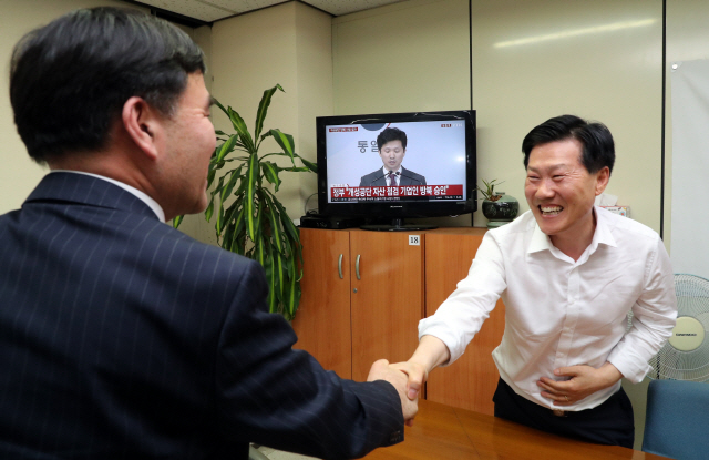 17일 오후 서울 여의도에 있는 개성공단 기업협회에서 유창근(왼쪽)개성공단기업협회 부회장과 김서진 상무가 방북 승인 소식에 기뻐하고 있다./연합뉴스