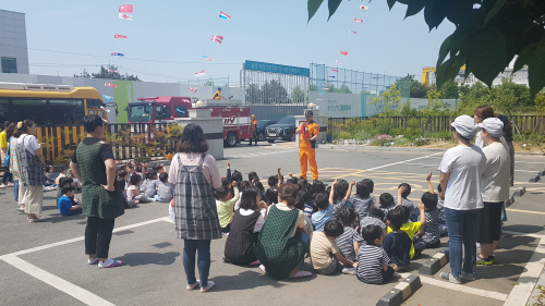 16일 한국산업단지공단 부산지역본부와 녹산119안전센터가 녹산산단바른어린이집 관계자와 어린이를 대상으로 소방훈련을 하고 있다./사진제공=한국산업단지공단 부산본부