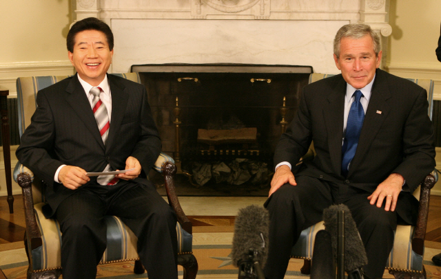 노무현 전 대통령과 조지 H W 부시 전 미국 대통령이 지난 2006년 9월 백악관에서 한미정상회담을 마친 후 기자회견을 하고 있다. /연합뉴스