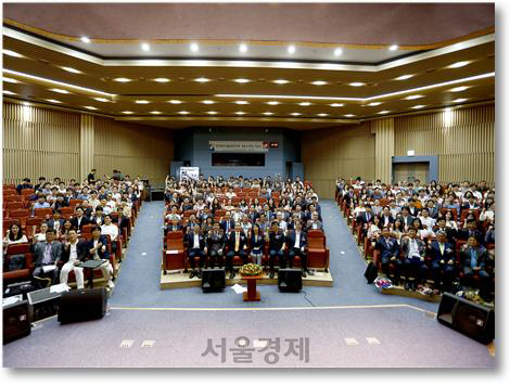 한국과학기술정보연구원 임직원들이 창립 57주년 기념식을 갖고 연구원 발전 의지를 다지고 있다. 사진제공=KISTI