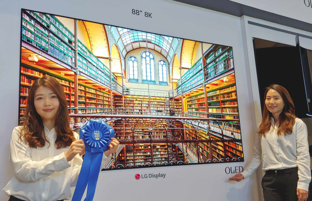 LG디스플레이가 16일(현지시간) 미국 새너제이에서 열린 SID 2019에서 88인치 8K OLED로 최고상 ‘피플스 초이스 어워드’를 수상한 뒤 모델들이 상패를 들고 기념촬영을 하고 있다. /사진제공=LG디스플레이