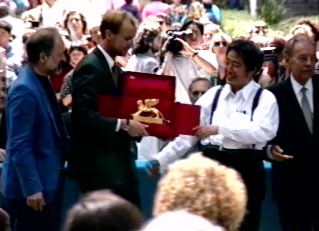 백남준이 1993년 베니스비엔날레에서 최고의 국가관 전시에 수여하는 황금사자상을 받아들고 기뻐하고 있다. 사진 맨 왼쪽이 백남준과 함께 독일관 공동작가로 참가한 한스 하케이다. /사진제공=이정성