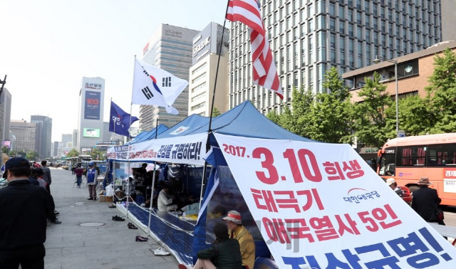 13일 서울 광화문 광장에 대한애국당 천막농성장이 설치돼있는 모습. /연합뉴스