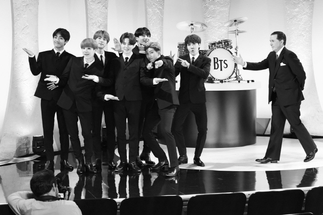 BTS가 미국 심야 인기 토크쇼인 ‘스티븐 콜베어 쇼’에 출연해 비틀즈처럼 포즈를 취하고 있다. /사진 제공=CBS/Scott Kowalchyk