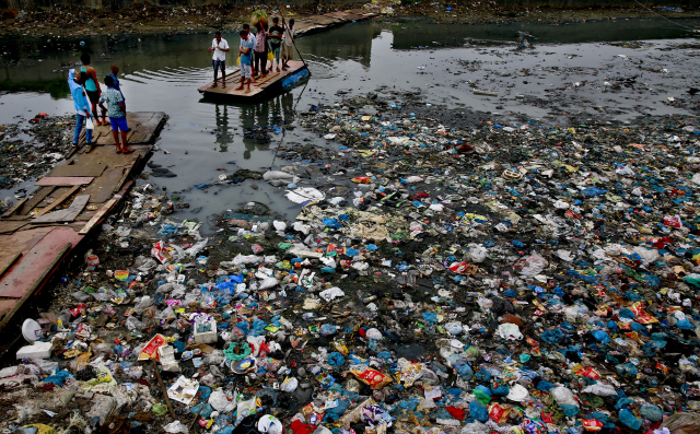 지난 2016년 10월 2일(현지시간) 인도 뭄바이에서 쓰레기가 강물에 떠다니고 있다. /뭄바이=AP연합뉴스