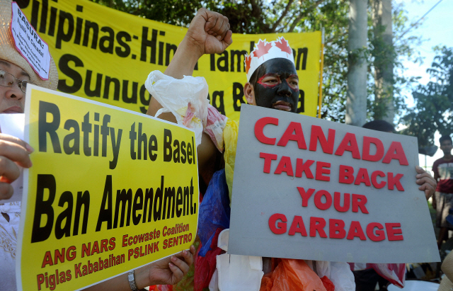 필리핀 환경단체 회원들이 지난 2015년 9월 9일(현지시간) 마닐라 집회에서 캐나다 정부에 쓰레기 수거를 요구하고 있다. /마닐라=AFP연합뉴스