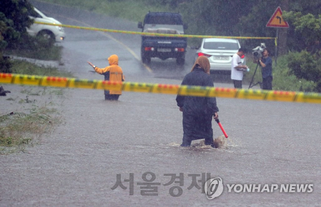 물에 잠겨 통제된 제주의 한 도로 모습/연합뉴스