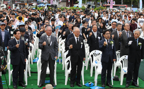 18일 서울광장에서 열린 ‘5.18 제39주기 기념식’에서 박석무 다산연구소 이사장(오른쪽부터), 최병진 5.18민주화운동서울기념사업회장, 이부영 자유언론실천재단이사장 등 참석자들이 임을 위한 행진곡을 제창하고 있다. /연합뉴스