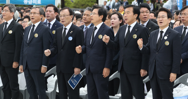 “사죄 없는 기념식 참석은 정치쇼”…황교안 한국당 대표 광주시민 반발 속 5·18 기념식 참여
