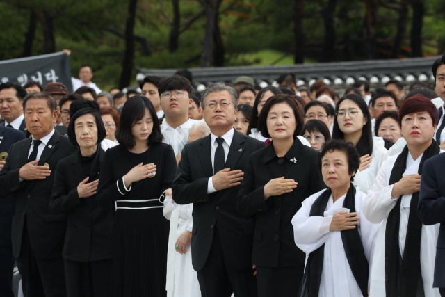 문재인 대통령과 김정숙 여사, 여야 정치인들이 18일 오전 광주 국립5·18민주묘지에서 열린 제39주년 5·18 민주화운동 기념식에서 국민의례를 하고 있다./광주=연합뉴스