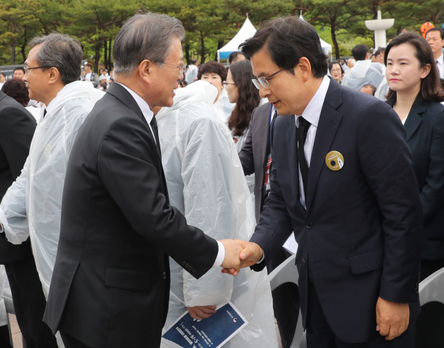 문재인 대통령과 자유한국당 황교안 대표가 18일 오전 광주 국립5·18민주묘지에서 열린 제39주년 5·18 민주화운동 기념식에서 악수하고 있다.