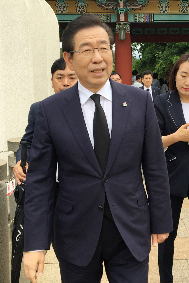 박원순 서울시장이 기념식 참석을 위해 광주 5·18 국립묘지 민주의 문을 통과하고 있다.