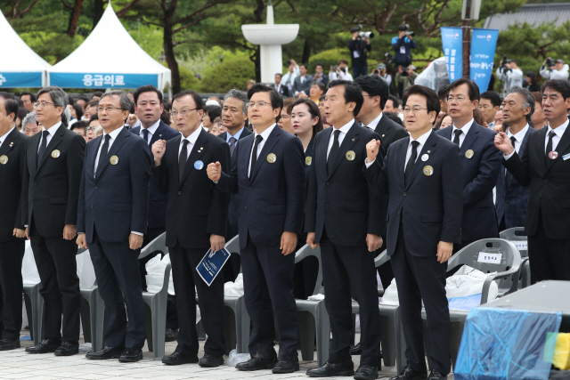 자유한국당 황교안 대표(앞줄 왼쪽에서 다섯 번째)가  18일 오전 광주 국립5·18민주묘지에서 5·18 민주화운동 기념식 중 임을 위한 행진곡을 제창하고 있다.
