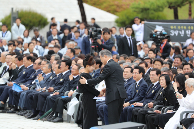 문재인 대통령이 18일 오전 광주 국립5·18민주묘지에서 열린 5·18 민주화운동 기념식에서 당시 가두방송을 담당했던 박영순씨의 손을 꼭잡고 위로하고 있다.