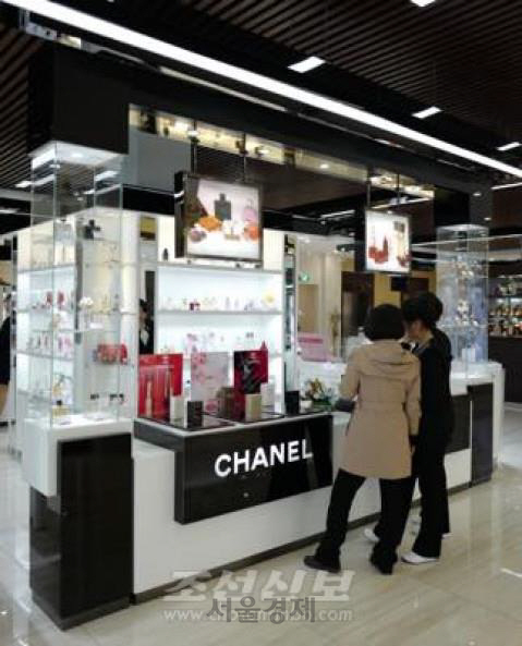 북한 대성백화점에 진열된 샤넬 화장품 매장/조선신보가 공개한 사진