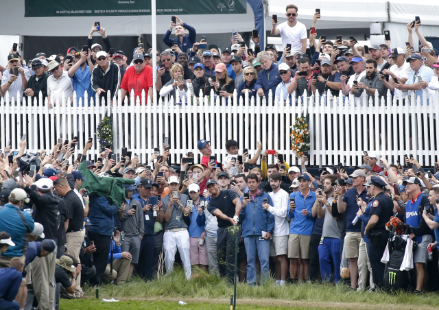 타이거 우즈가 18일 PGA 챔피언십 2라운드 1번홀에서 구름 갤러리에 둘러싸여 두 번째 샷을 하고 있다. /파밍데일=UPI연합뉴스