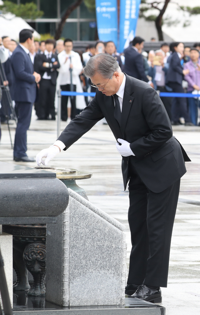 문재인 대통령이 18일 오전 광주 국립5·18민주묘지에서 열린 제39주년 5·18 민주화운동 기념식에서 분향하고 있다./광주=연합뉴스