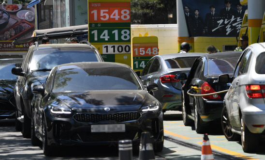 유류세 인하 폭 축소 하루 전인 지난 6일 서울 시내의 한 주유소에서 주유를 하려는 차량들이 북적이고 있다.  /성형주기자