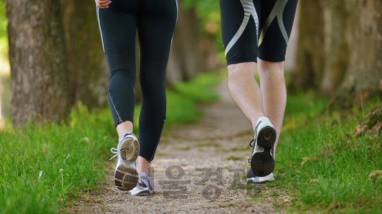 몸무게, 비만도와 상관없이 빨리 걷는 사람이 천천히 걷는 사람보다 더 오래 산다는 연구 결과가 나왔다. /이미지투데이