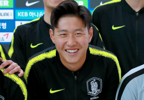 정정용 감독이 이끄는 한국 20세 이하(U-20) 축구대표팀 이강인(발렌시아)이 지난 5일 인천국제공항 제2터미널에서 폴란드에서 열리는 2019 국제축구연맹(FIFA) U-20 월드컵 출전을 위해 출국 전 기념촬영을 하며 밝게 미소짓고 있다.  /연합뉴스