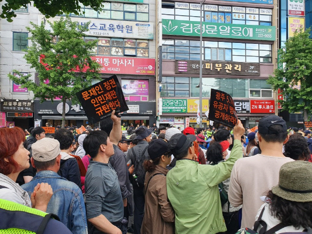 자유연대 등 보수단체 회원들이 18일 오후 광주 동구 금남로에서 집회를 열고 5·18 유공자 명단과 공적조서를 공개할 것을 요구하고 있다./광주=이희조기자