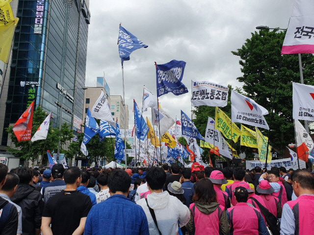 민주노총 조합원 2,000여명이 18일 오후 광주 동구 금남로 일대를 행진하고 있다./광주=이희조기자