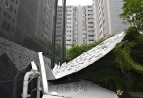 18일 서울 서초구의 한 아파트 외벽 외장재가 바닥으로 떨어진 모습. /사진제공=서초소방서
