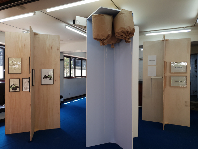 백아트갤러리의 작가 메리로즈 코바루비아스 멘도자는 종이 풍선 형태 작품을 선보였다. 이번 ‘솔로쇼’는 협소한 공간 한계를 열십(十)자형 설치공간으로 극복했다.