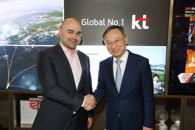 러시아 최대 통신사업자 MTS의 알렉세이 코르냐(왼쪽) CEO가 지난 17일 서울 광화문 KT 본사를 5G 서비스와 AI, 스마트홈 등 미래사업 분야를 둘러본 뒤 황창규 KT 회장과 악수하고 있다./사진제공=KT
