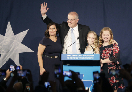 스콧 모리슨(왼쪽 두번째) 호주 총리가 18일(현지시간) 시드니 소피텔호텔에서 총선 승리를 선언한 후 아내, 두 딸과 함께 지지자들을 향해 손을 흔들고 있다.       /시드니=AP연합뉴스