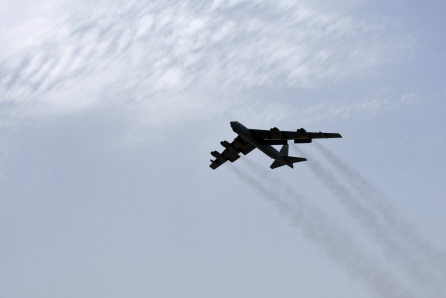 미국이 중동 지역에 긴급 배치한 B-52 전략폭격기가 카타르의 알우데이드 공군기지에서 이륙하는 모습을 지난 12일(현지시간) 미 공군이 공개했다.    /AP연합뉴스