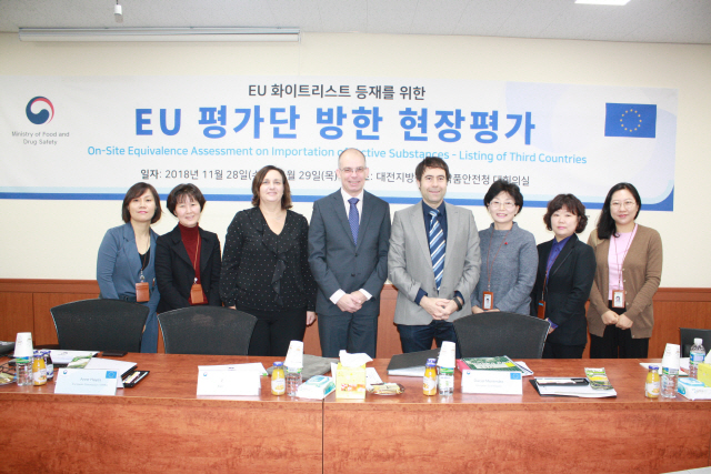 최보경(오른쪽 세번째) 전 대전지방식품의약품안전청 청장이 지난해 11월 28일 대전지방식약청에 현장실사를 나온 유럽연합(EU) 실무진들과 사진촬영을 하고 있다. /사진제공=식약처