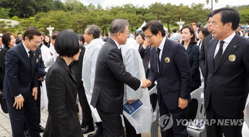 문재인 대통령이 18일 오전 제39주년 5·18 민주화운동 기념식이 열린 광주 국립5·18민주묘지에서 자유한국당 황교안 대표와 악수하고 있다. / 사진=연합뉴스